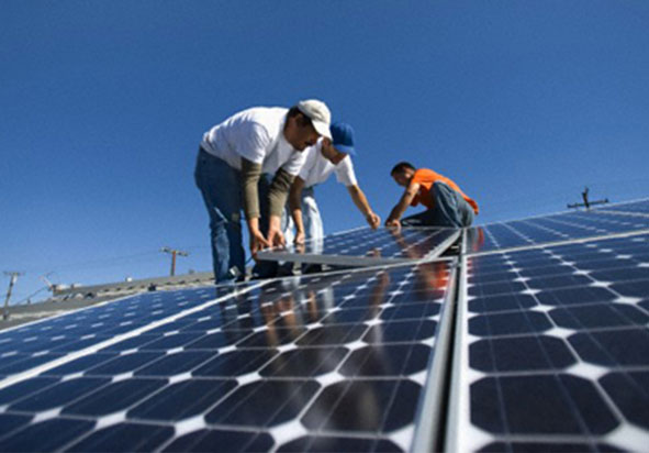Instalfont-Vigo, S.L. personas colocando paneles solares